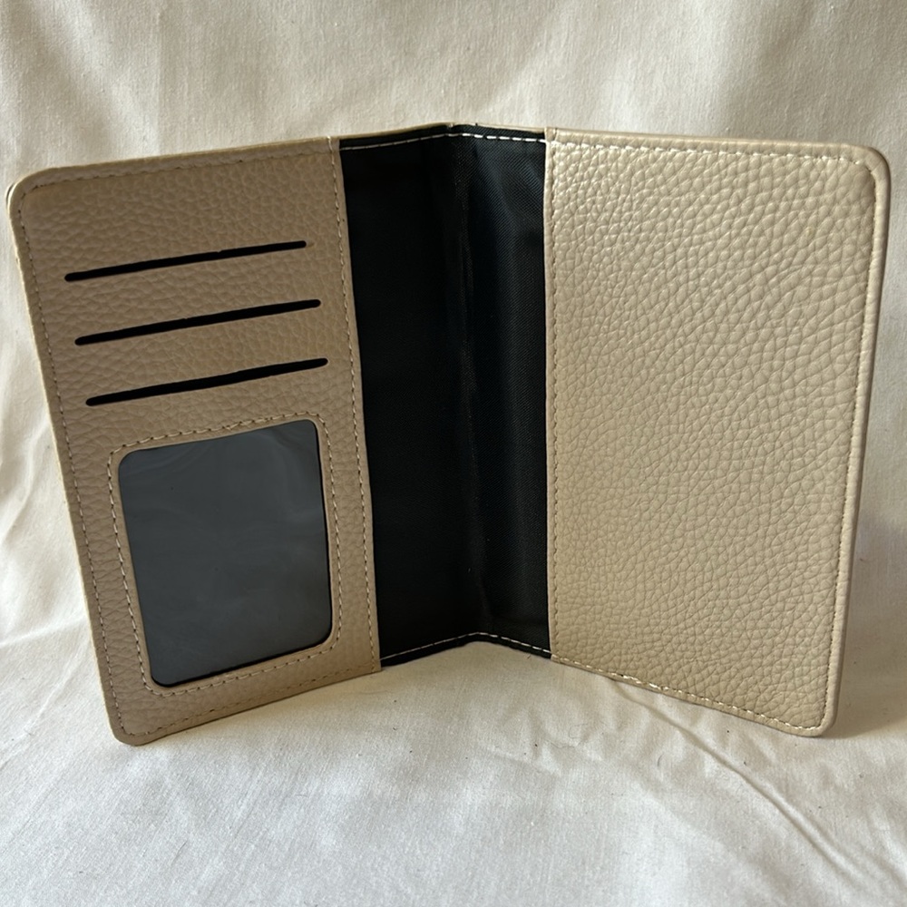 Travel in Chic Passport Holder Wallet NWT - Picture 2 of 6